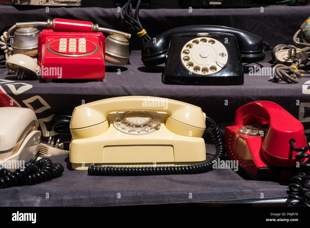 Vecchi telefoni vintage su un negozio di memorabilia di display. Bello sfondo immagine di sfondo. N. persone. Foto Stock