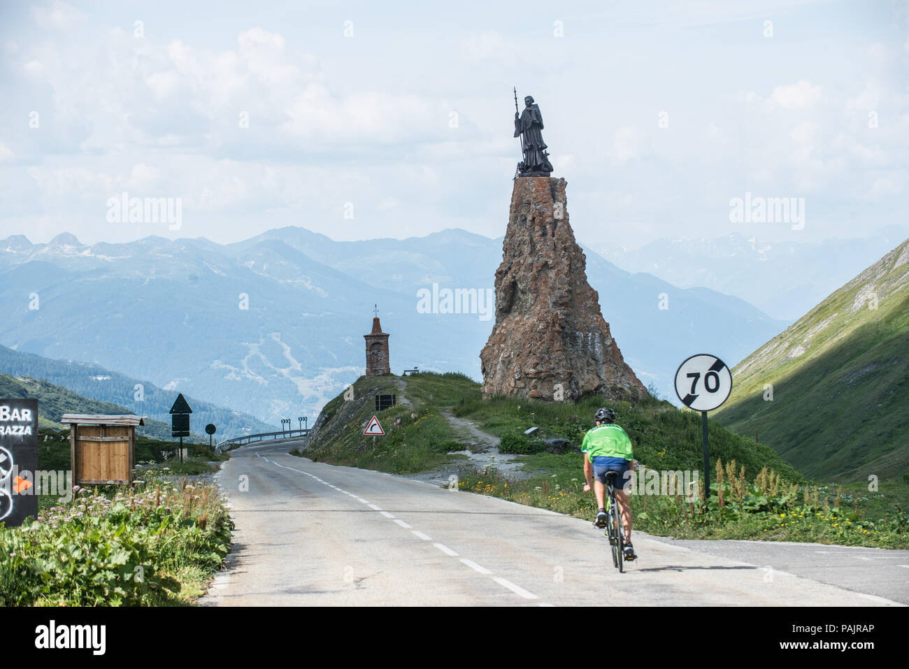 S. Bernardo statua sul Piccolo San Bernardo, Italia/Francia Foto Stock