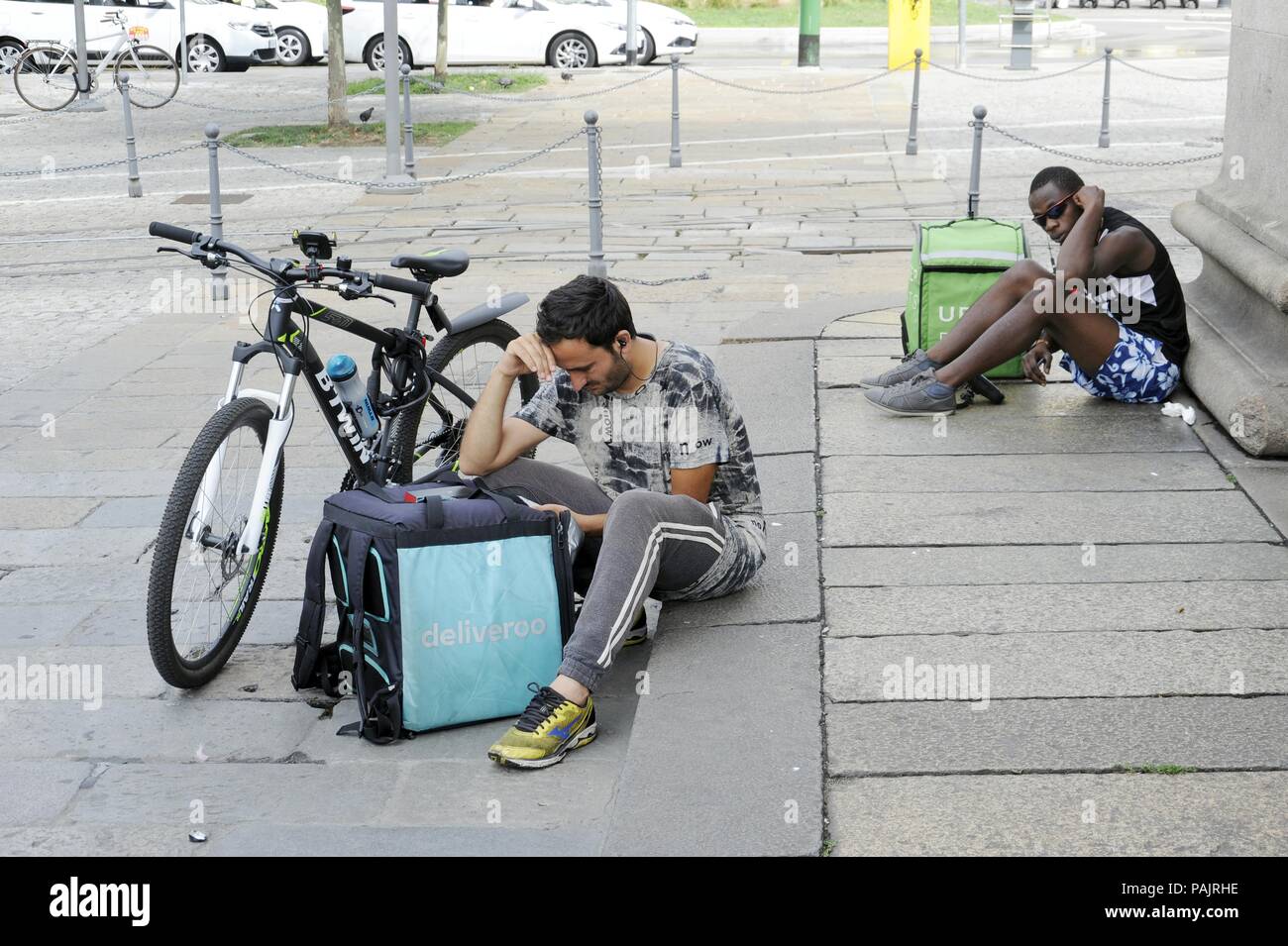 Gli uomini di consegna a Milano (Italia) Foto Stock