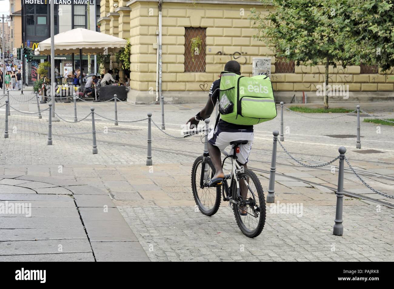 Gli uomini di consegna a Milano (Italia) Foto Stock