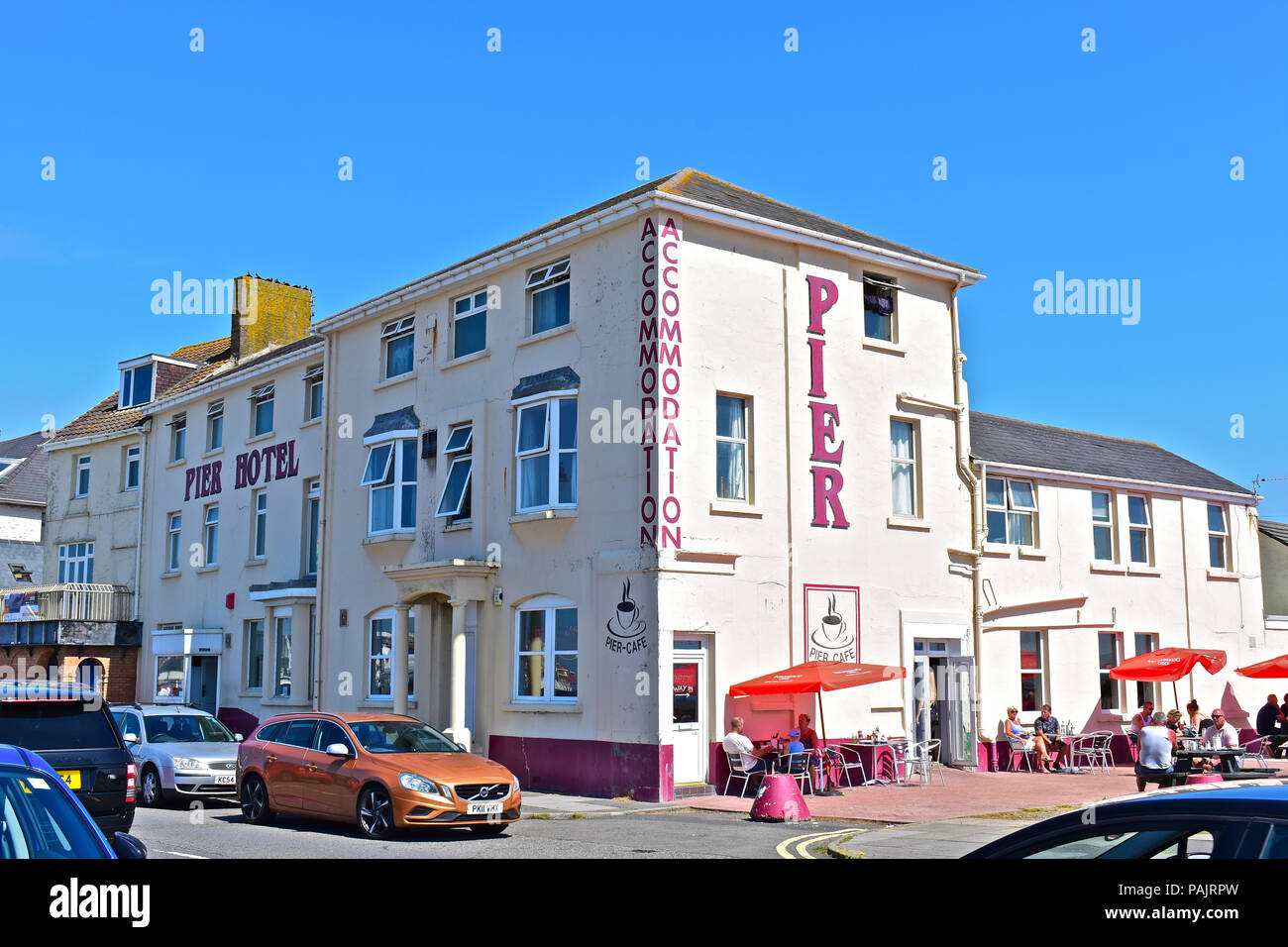 Per coloro che godono di una bevanda al di fuori del Pier Hotel, che si trova sulla Spianata orientale che si affaccia sul mare di Porthcawl, Galles del Sud Foto Stock