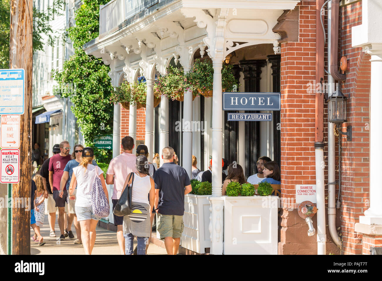 Gruppi di persone a camminare sul marciapiede di fronte all'American Hotel in Sag Harbor, NY Foto Stock