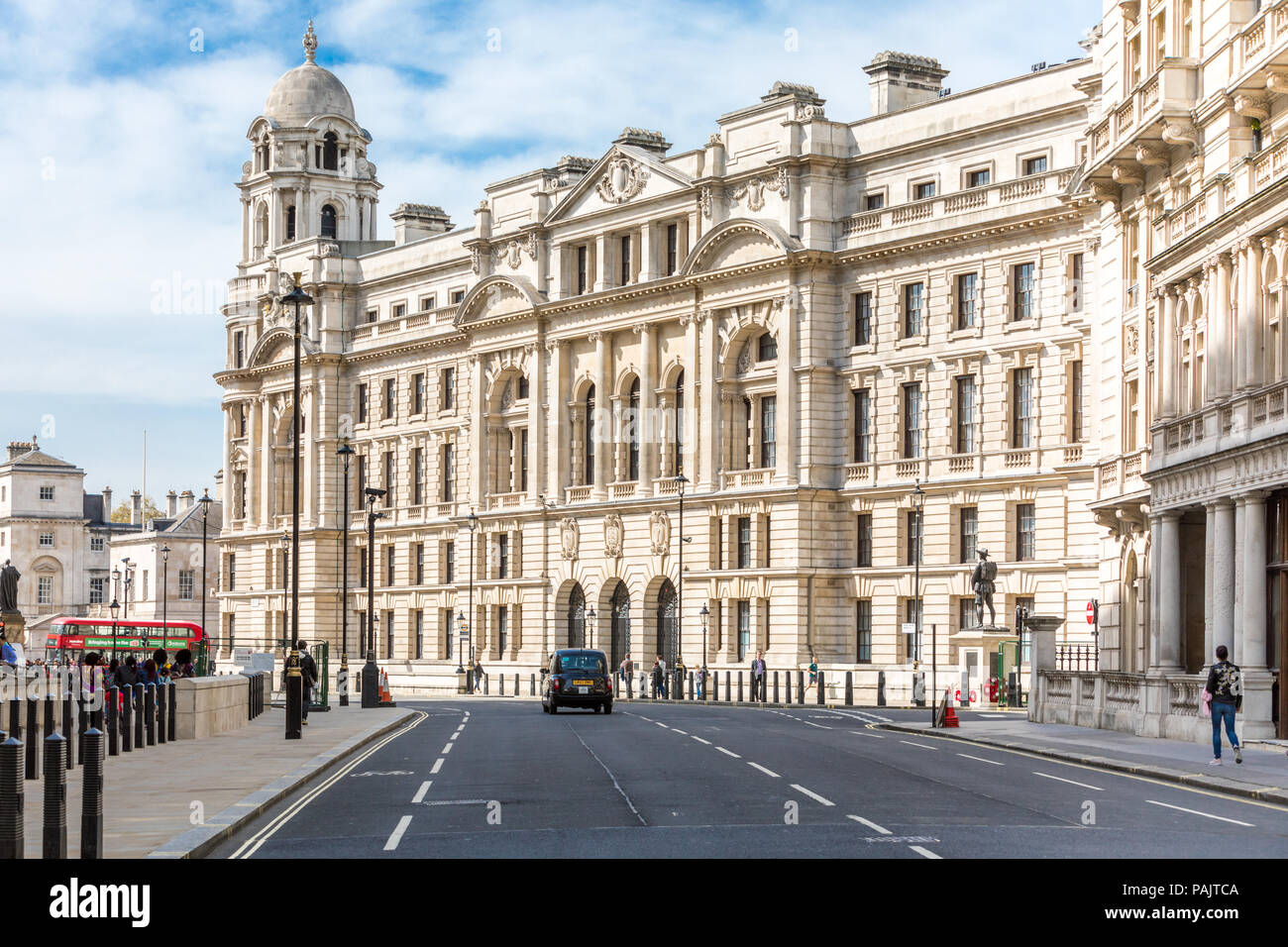 La London street e splendidi edifici antichi lungo la strada Foto Stock