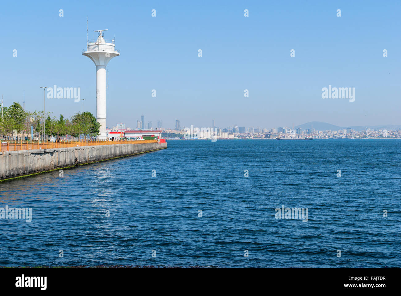 Faro torre di guardia è entrata in Istanbul sul luogo dove bosforo stretto incontra il mare di Marmara., Turchia Foto Stock