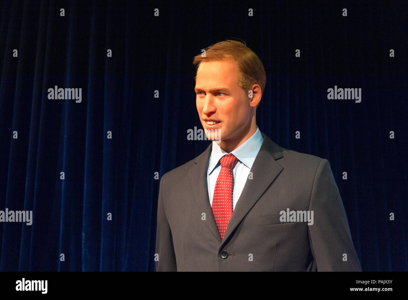 SHANGHAI, Cina - il Apr 3, 2016: il Principe Willian a Shanghai il museo delle cere di Madame Tussauds. Marie Tussaud è nata come Marie Grosholtz nel 1761 Foto Stock