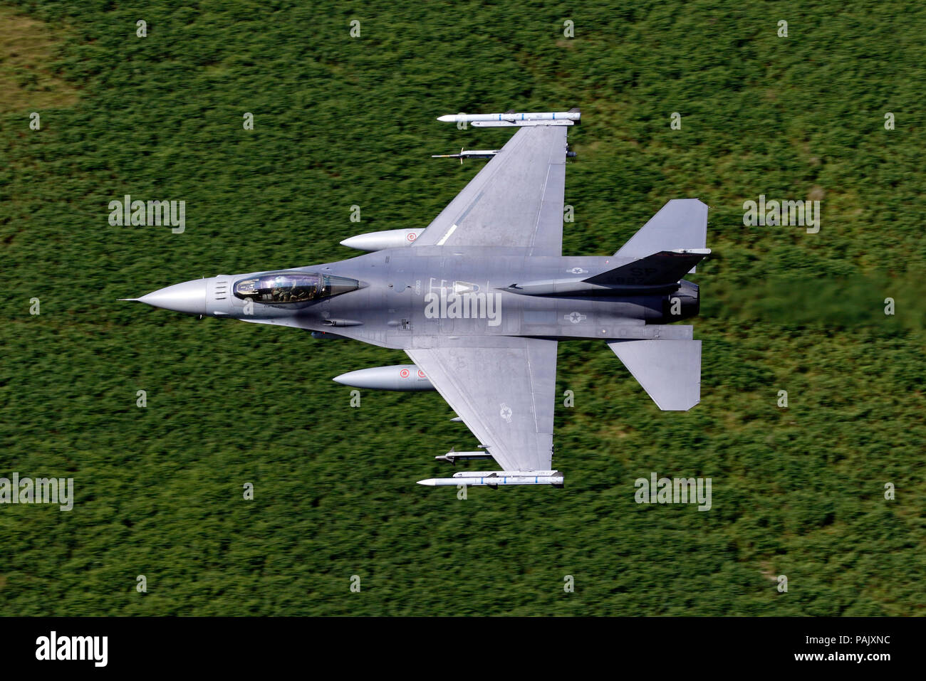 General Dynamics F-16C Fighting Falcon, 480th FS, 52nd FW, USAF in base a Spangdahlem in Germania, conducendo a basso livello di formazione di volo nel basso livello fli Foto Stock