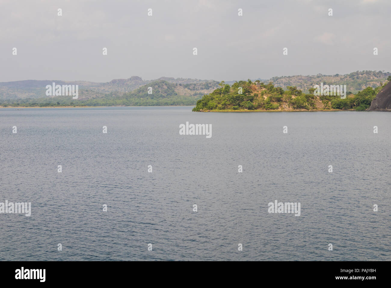 Una bella e pittoresca vista delle montagne, cielo, verde e lussureggiante foresta pluviale e grande corpo di acqua Foto Stock