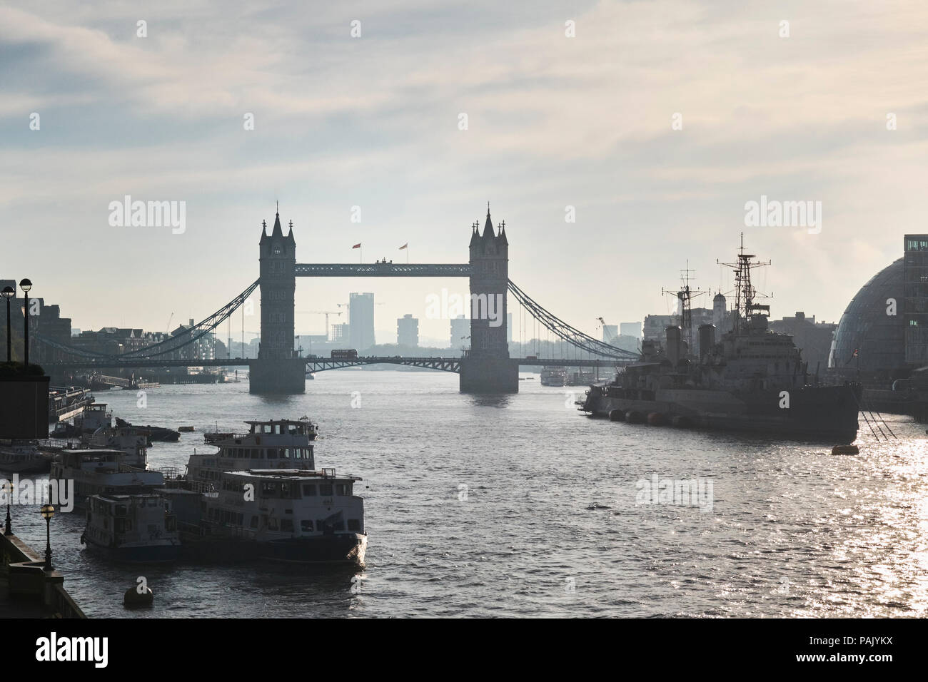 Guardando ad est del London Bridge, mostrando il Tower Bridge Foto Stock