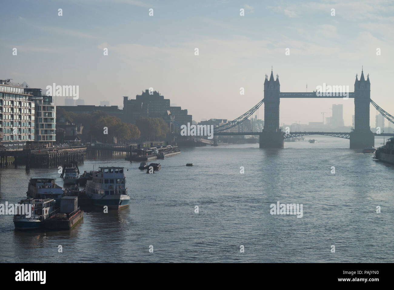 Guardando ad est del London Bridge, mostrando il Tower Bridge Foto Stock
