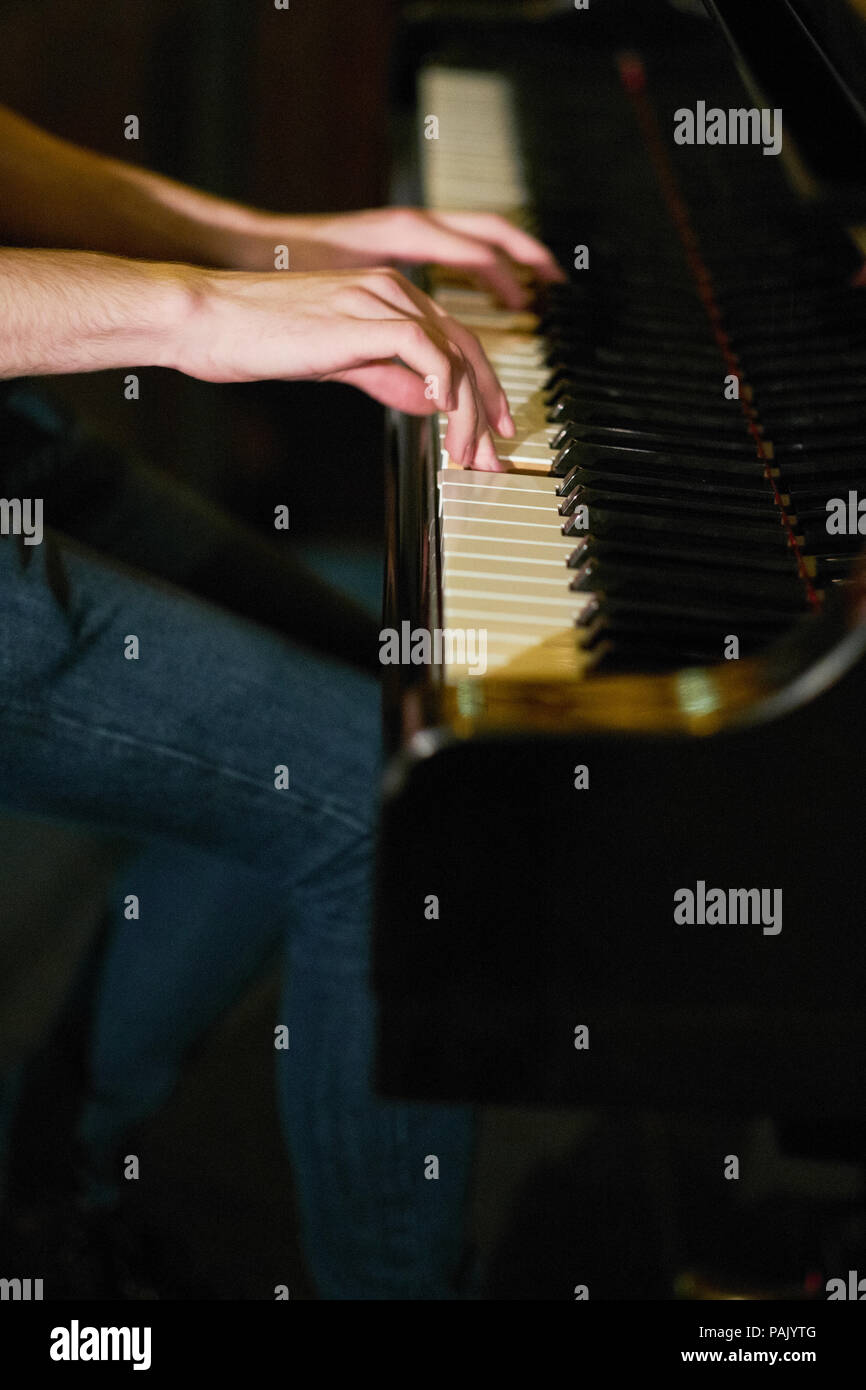 Il pianista con le mani in mano a un pianoforte a coda Foto Stock