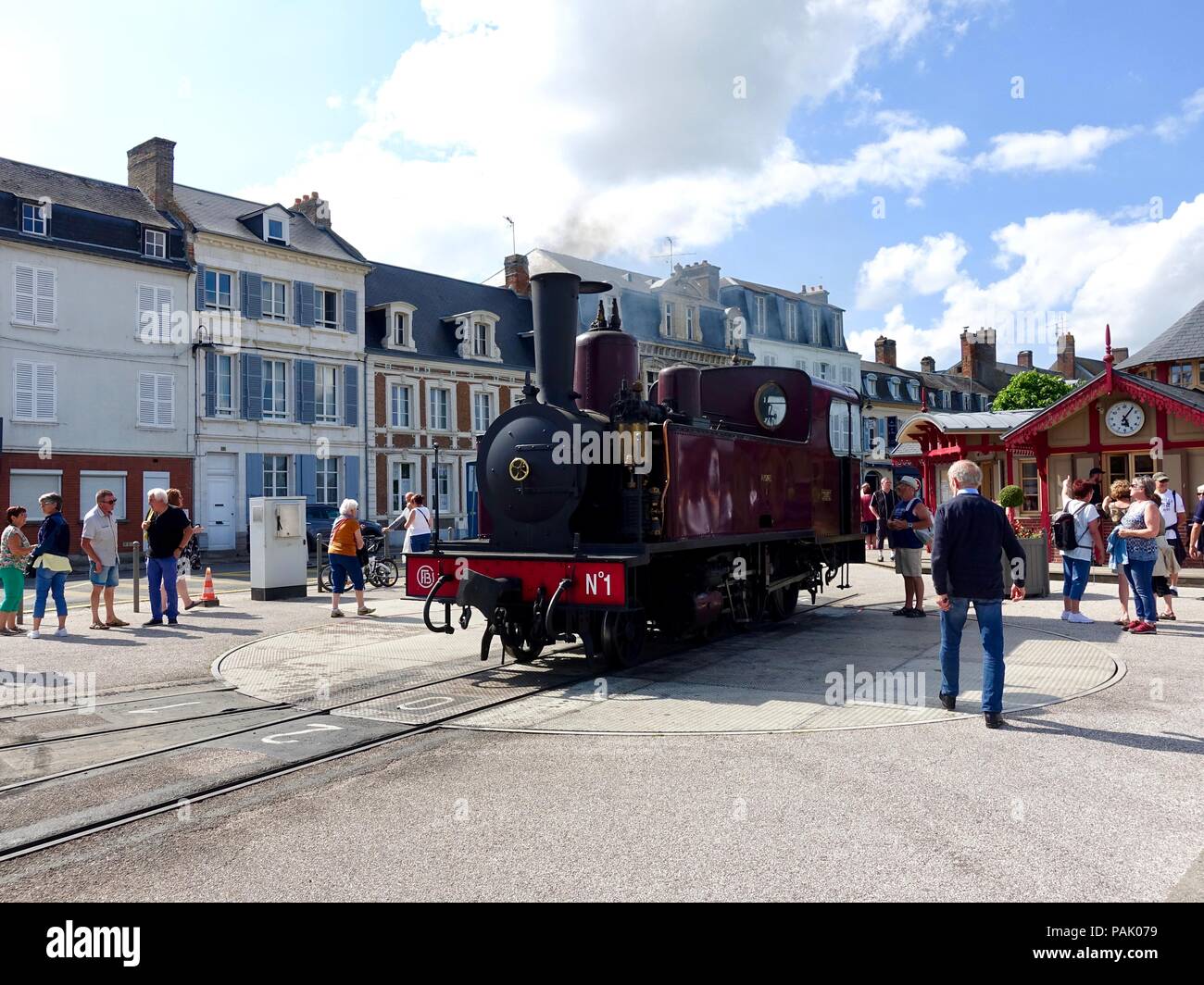 Persone sostare vicino la locomotiva a vapore per Le Chemin de Fer de la Baie de Somme sulla tavola rotante in Saint-Valery-sur-Somme, Francia Foto Stock
