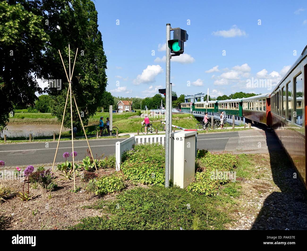 Le Chemin de Fer, Baie de Somme, treno con locomotiva a vapore, attraversando un ponte come esso si discosta Saint-Valery-sur-Somme, Francia. Foto Stock