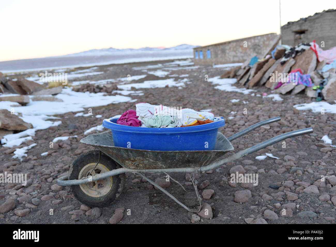 Lavavano i panni di una famiglia in attesa di essere essiccato nel freddo wintery Huayllajara insediamento (sull'Altiplano, vicino a Laguna Colorada), Bolivia Foto Stock