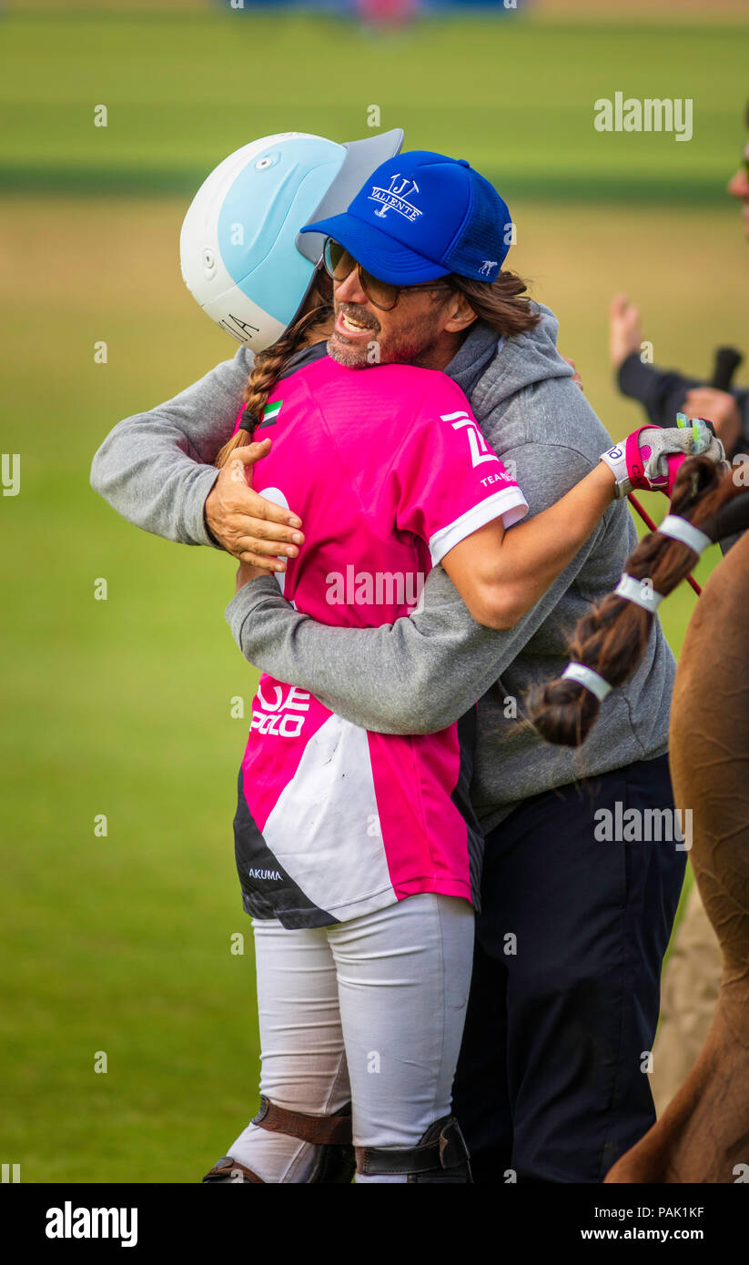 Polo leggenda Adolfo Cambiaso abbraccia il suo 16 anni mia figlia dell'EAU Ladies Polo Team immediatamente dopo la loro vittoria su Maiz Dulce in B Foto Stock