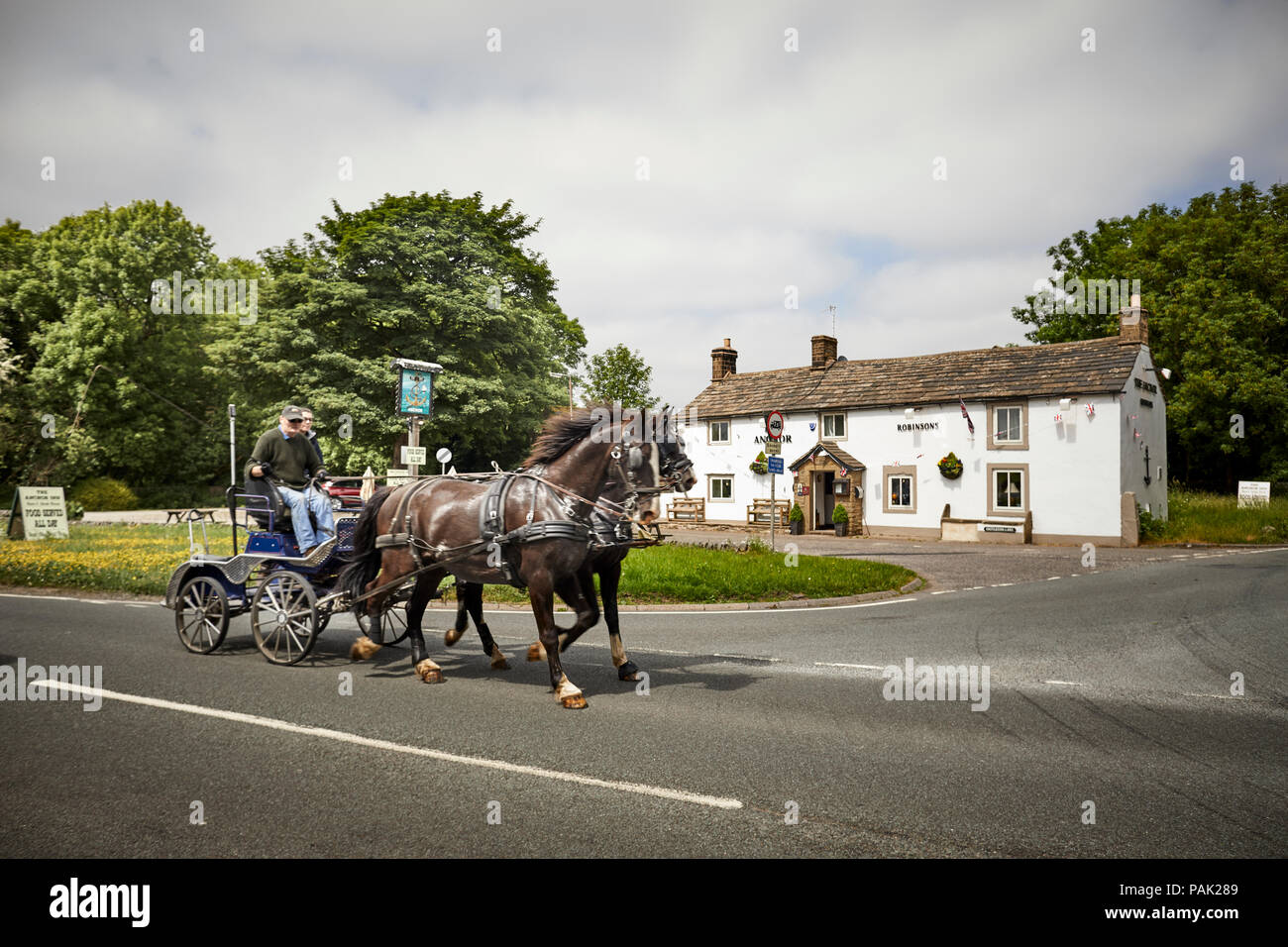 Quattro corsie fine, Tideswell, Buxton l'Anchor Inn tradizionale 16esimo secolo coaching inn pub di campagna dal Robinsons Foto Stock