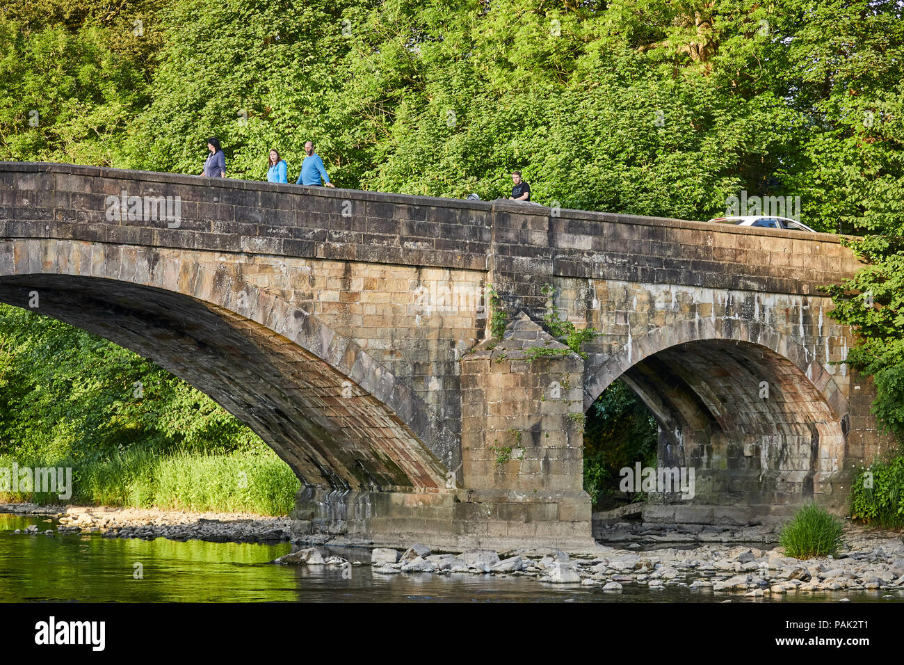 Clitheroe Borough di Ribble Valley Lancashire, Edisford ponte con il fiume macerie Foto Stock