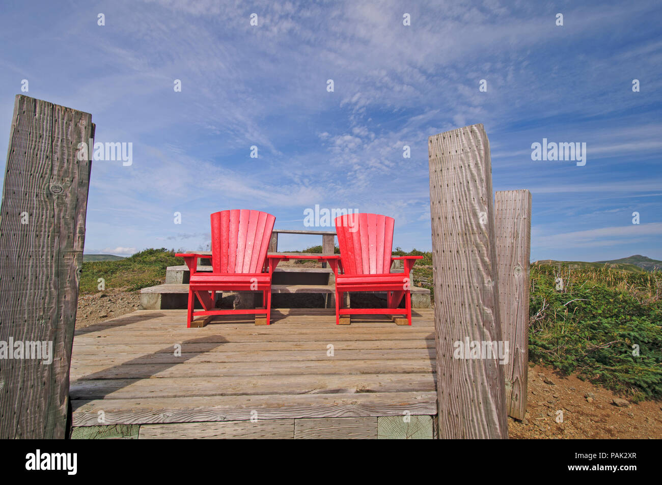 Sedie rosse nella parte superiore della collina di segnale nel Parco Nazionale Gros Morne Foto Stock