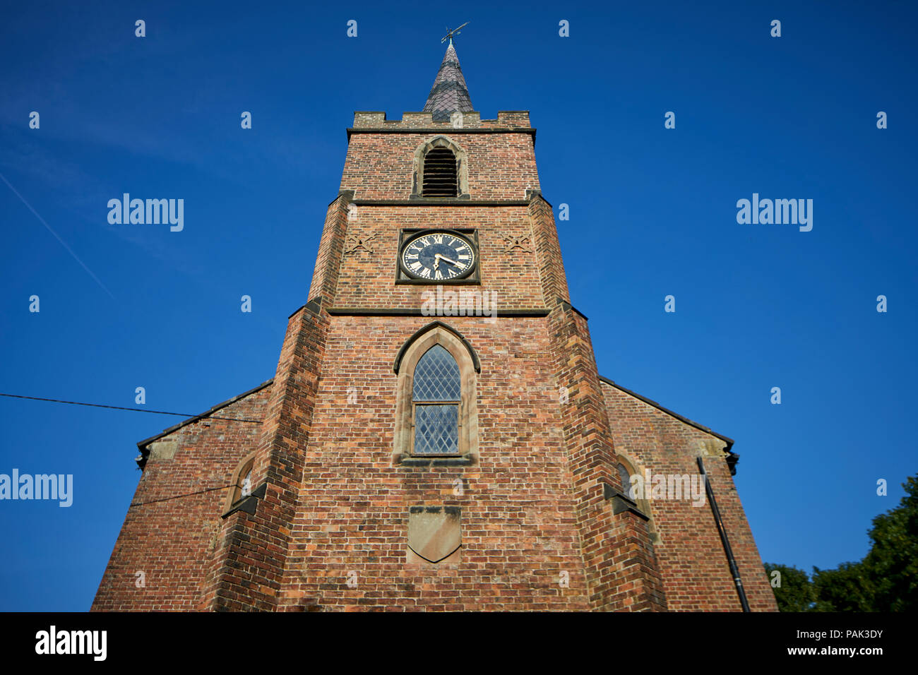Chelford villaggio e parrocchia civile nel Cheshire, Inghilterra, San Giovanni Evangelista Chiesa costruire mattoni landmark Foto Stock