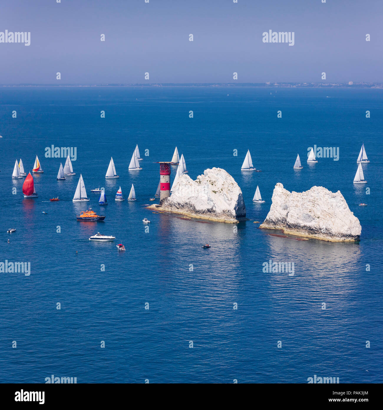 Una vista generale di yachts a competere in 87th rotonda annuale isola la gara come passano gli aghi rocce e faro. La famosa in tutto il mondo ha visto eventi Foto Stock