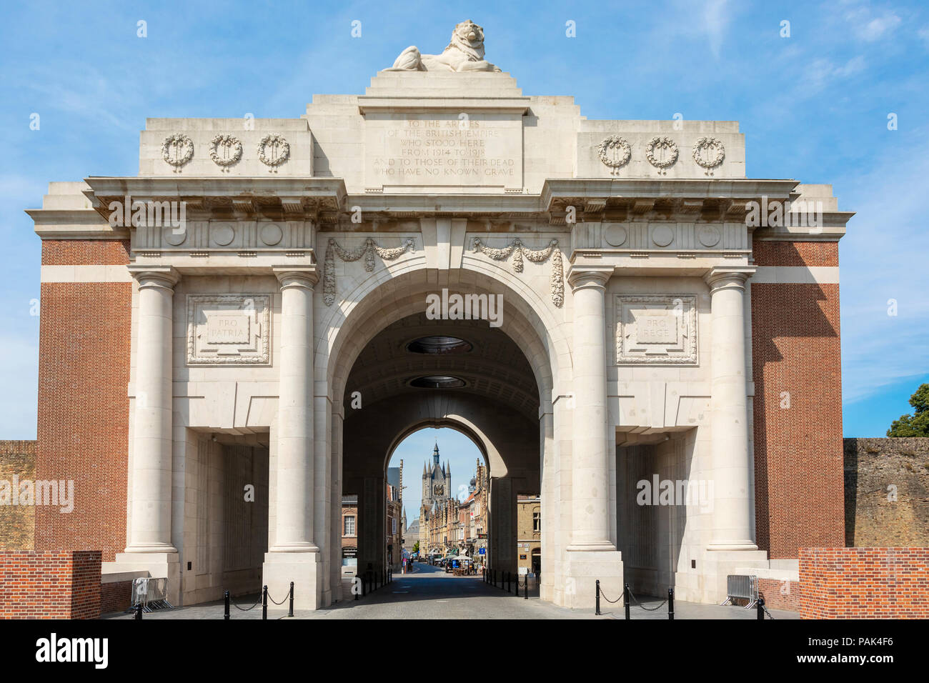 La Menin Gate, Ypres, con una vista thriugh il portone del villaggio di Ypres, Belgio Foto Stock