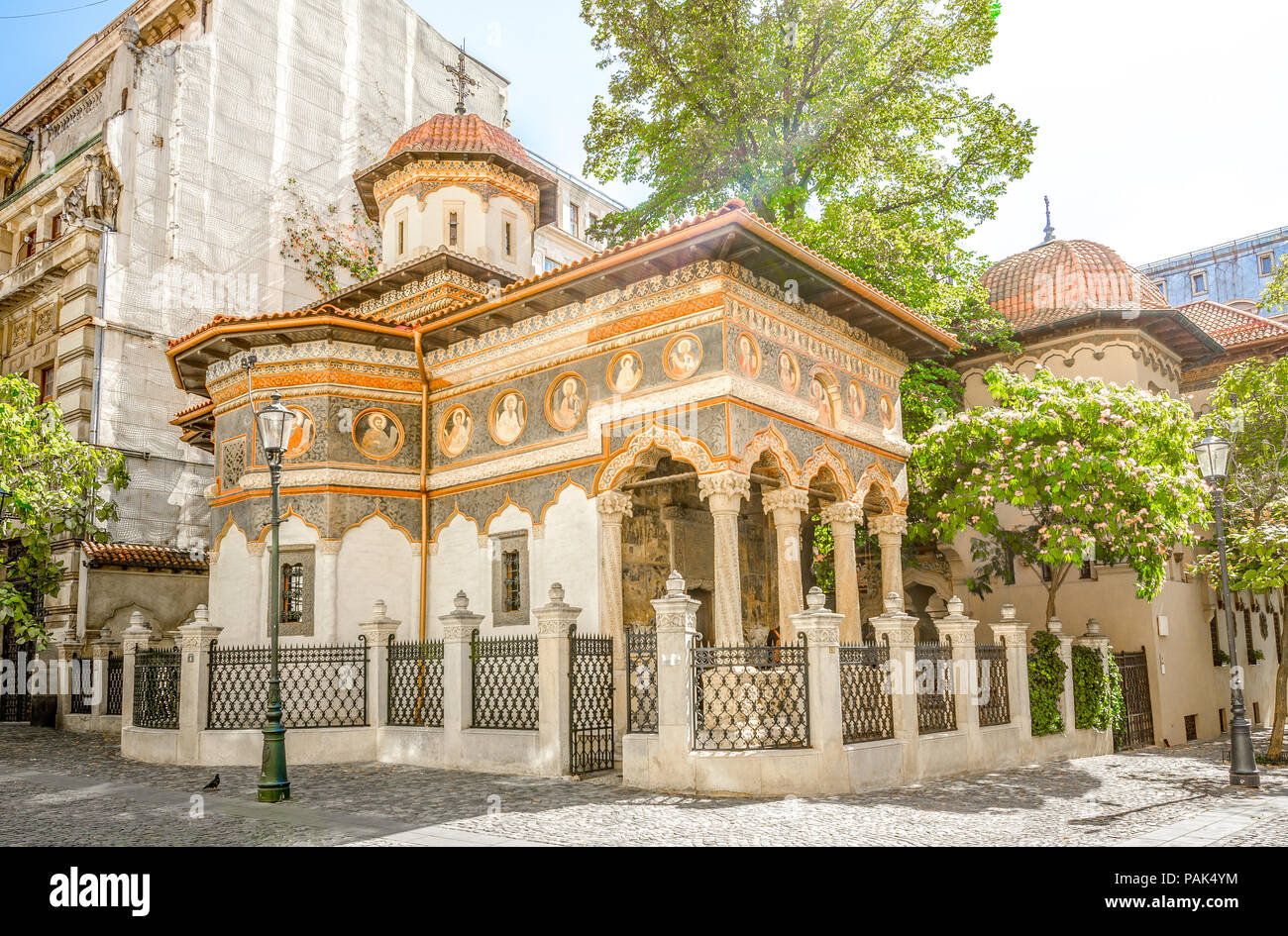 Stavropoleos cristiano ortodosso il convento e la Chiesa nel cuore di Bucarest, la capitale della Romania in una soleggiata giornata estiva Foto Stock