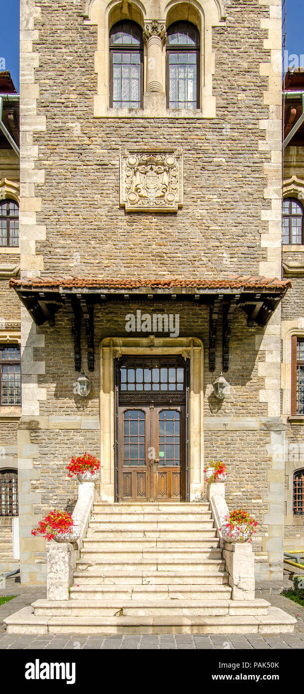 Castello Cantacuzino ingresso secondario con una bella doppia porta e scale in pietra decorate con splendidi fiori e uno stemma sopra costruita in Foto Stock