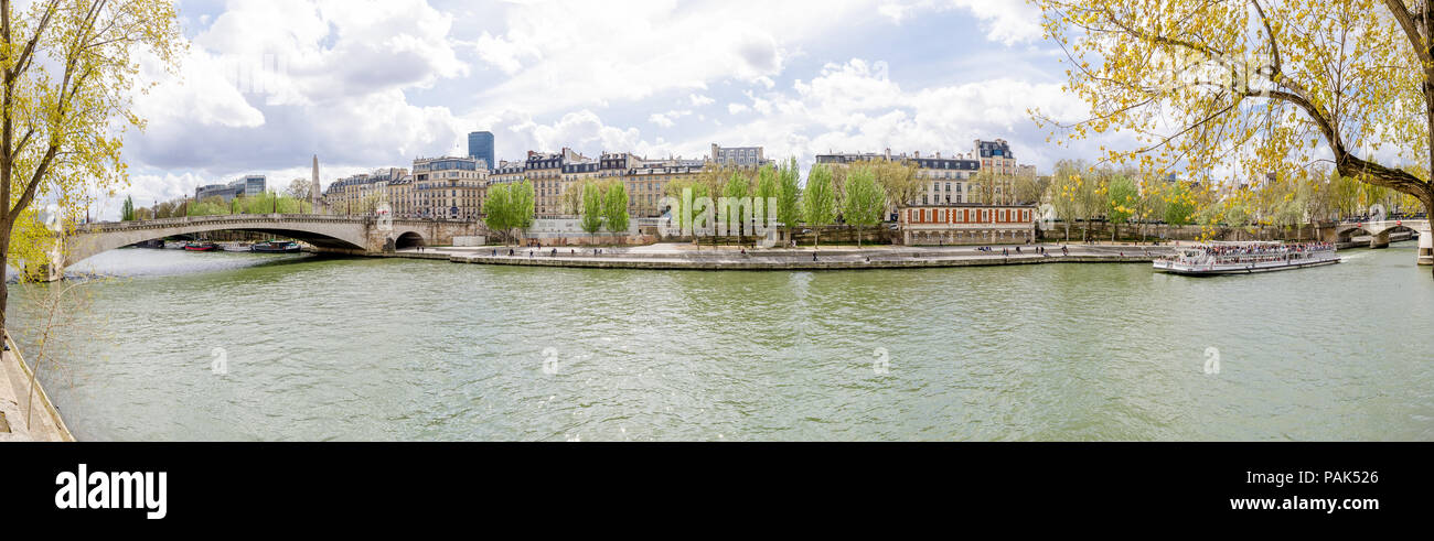 Parigi, Francia - 1 April 2017: vista panoramica del fiume Senna a Parigi e vecchi edifici storici sul retro in questa meravigliosa città europea Foto Stock