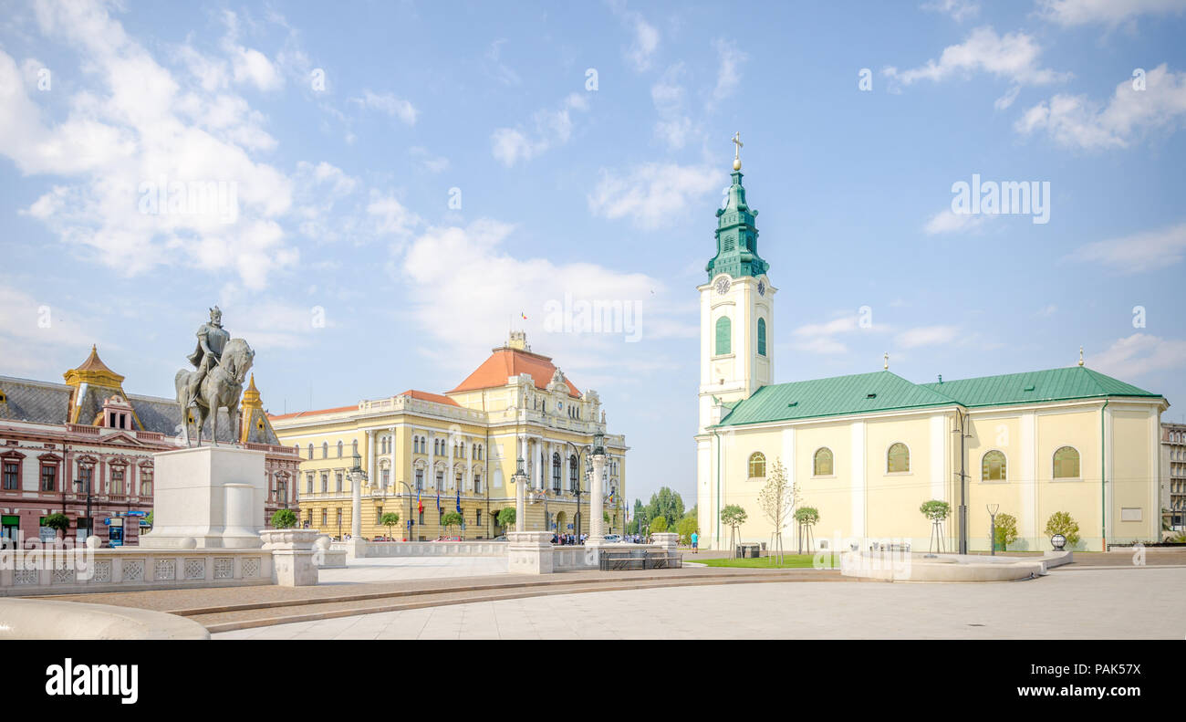10 Settembre 2016 - Oradea, Romania: Statua di rumeno eroe nazionale Michael Brave ( Mihai Viteazul ), la chiesa greco-cattolica e la città di hal Foto Stock
