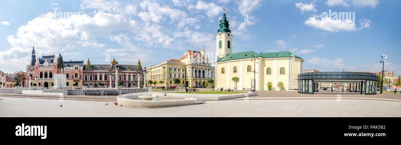 10 Settembre 2016 - Oradea, Romania: Piazza Unirii con la statua di eroe rumeno Mihai Viteazul, il San Ladislau chiesa barocca, il Municipio e Foto Stock