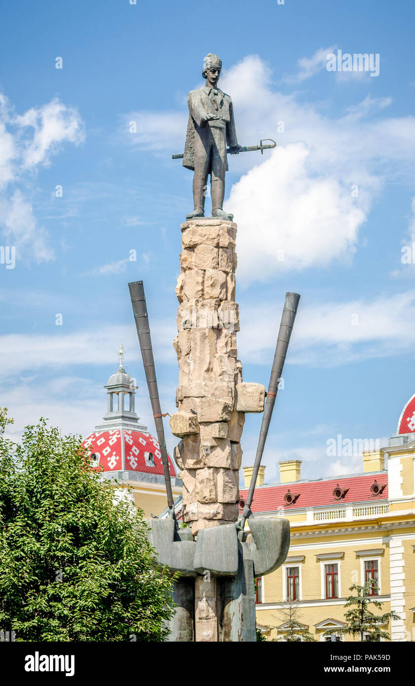 A Cluj Napoca, Romania - 23 August 2016: Statua di Avram Iancu, rumeno di eroe nazionale nel centro di Cluj Napoca nella regione della Transilvania di Romani Foto Stock