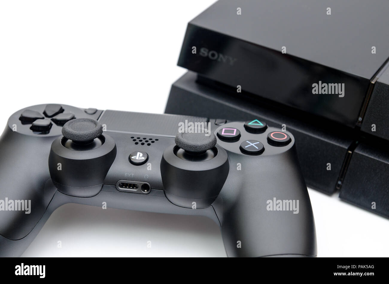 Sony Playstation 4 con controller Dualshock in una vista ravvicinata dei pulsanti e joystick suggerendo high tech moderne console di gioco e la tecnologia Foto Stock