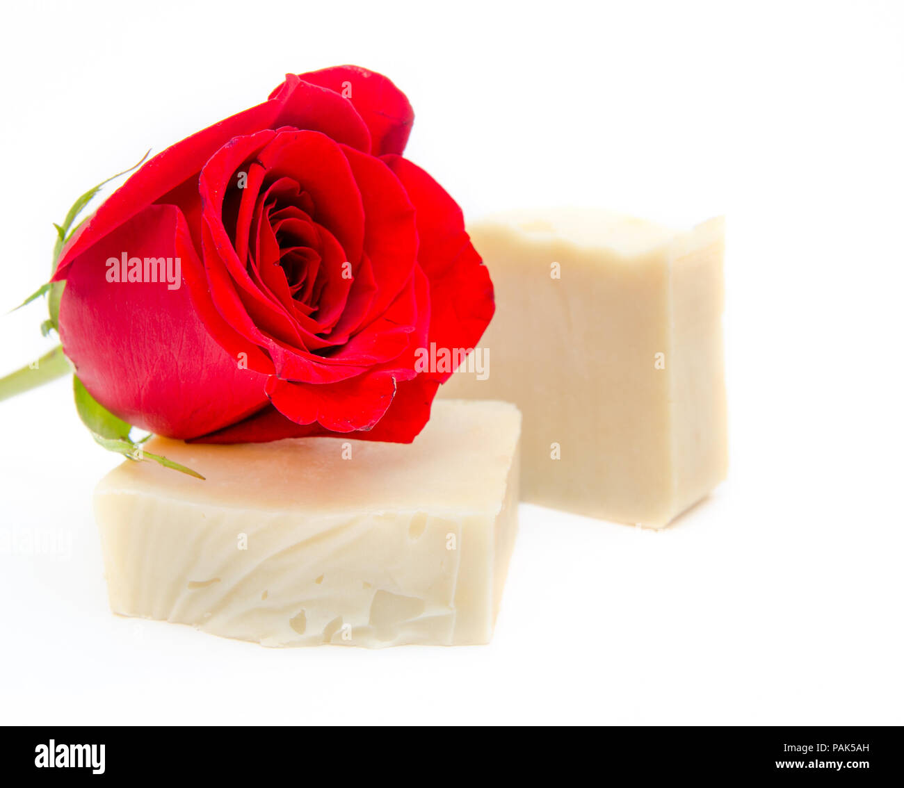 Rosa tradizionali saponi fatti a mano suggerendo sano naturale prodotto di lavaggio su un bianco sfondo isolato Foto Stock