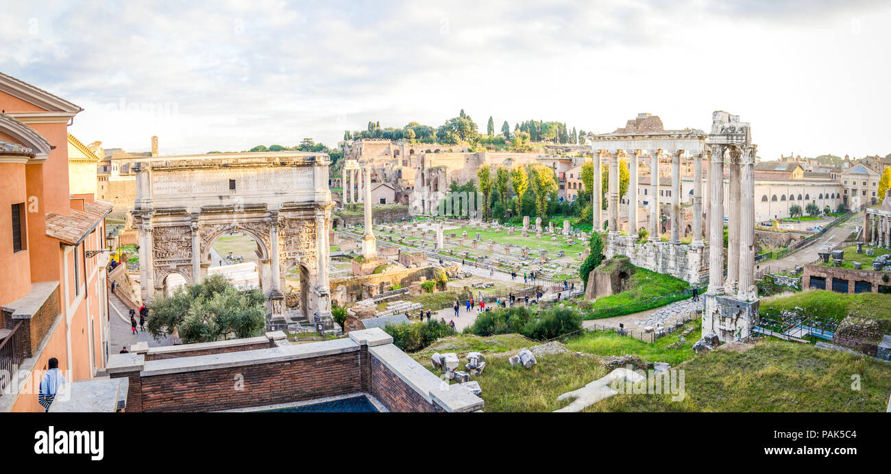 Roma, Italia - 1 Dicembre 2015: le antiche rovine romane sul sito del Foro romano con pilastri e altri pezzi storici Foto Stock