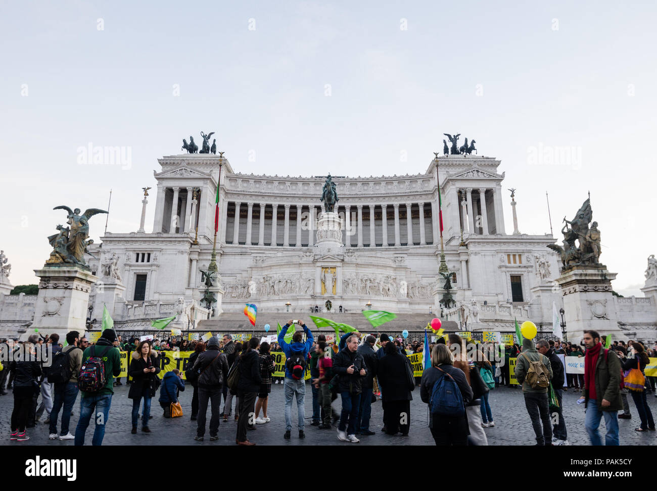 Roma, Italia - 1 Dicembre 2015: Mausoleo di Vittorio Emanuele II Causa dedicato agli eroi di Italia con una protesta o sommossa in parte anteriore Foto Stock