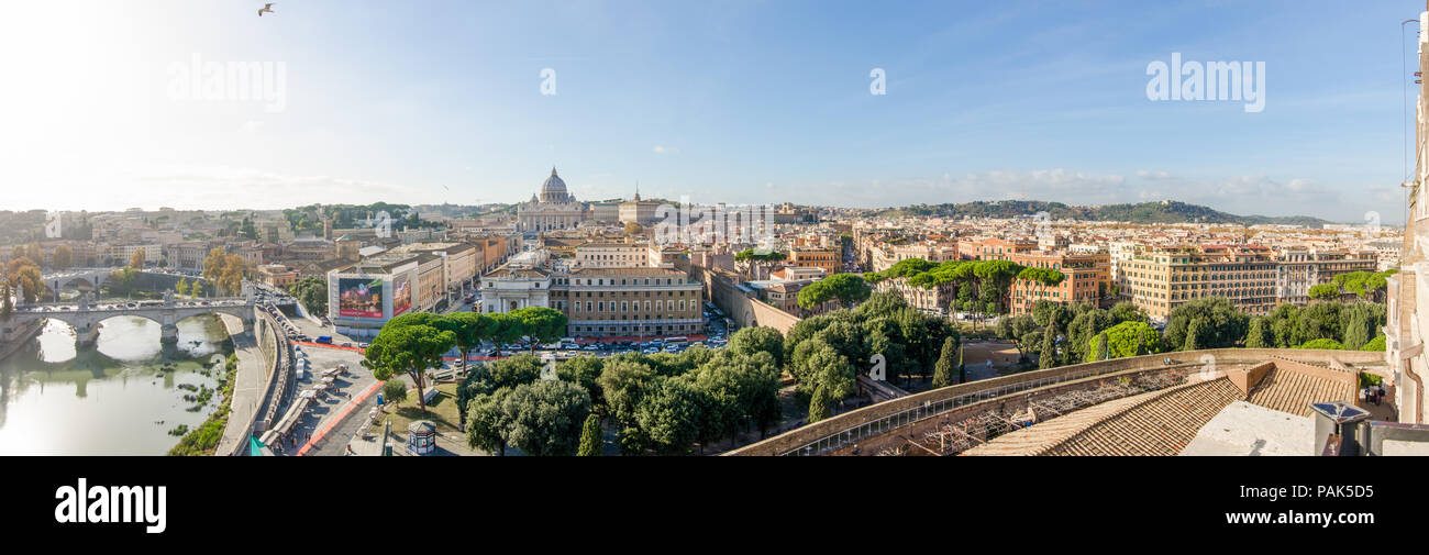 Roma, Italia - 1 Dicembre 2015: vista panoramica di Roma in un giorno sunnywinter da Castel Sant'Angelo con St' Pietro, Via della Conciliazion Foto Stock