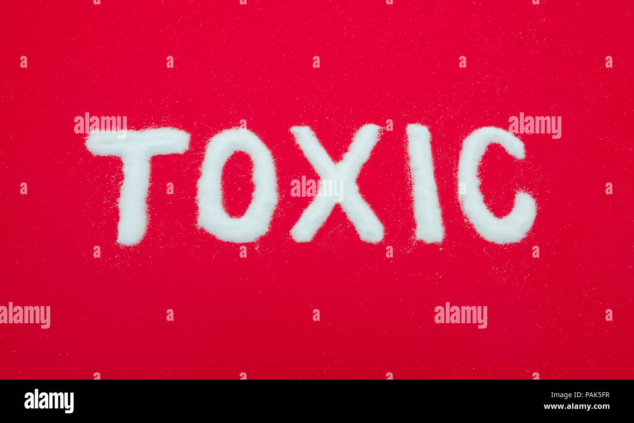 Tossico polvere bianca suggerendo o malsana ingredienti come sale o zucchero o di farmaci su uno sfondo rosso Foto Stock
