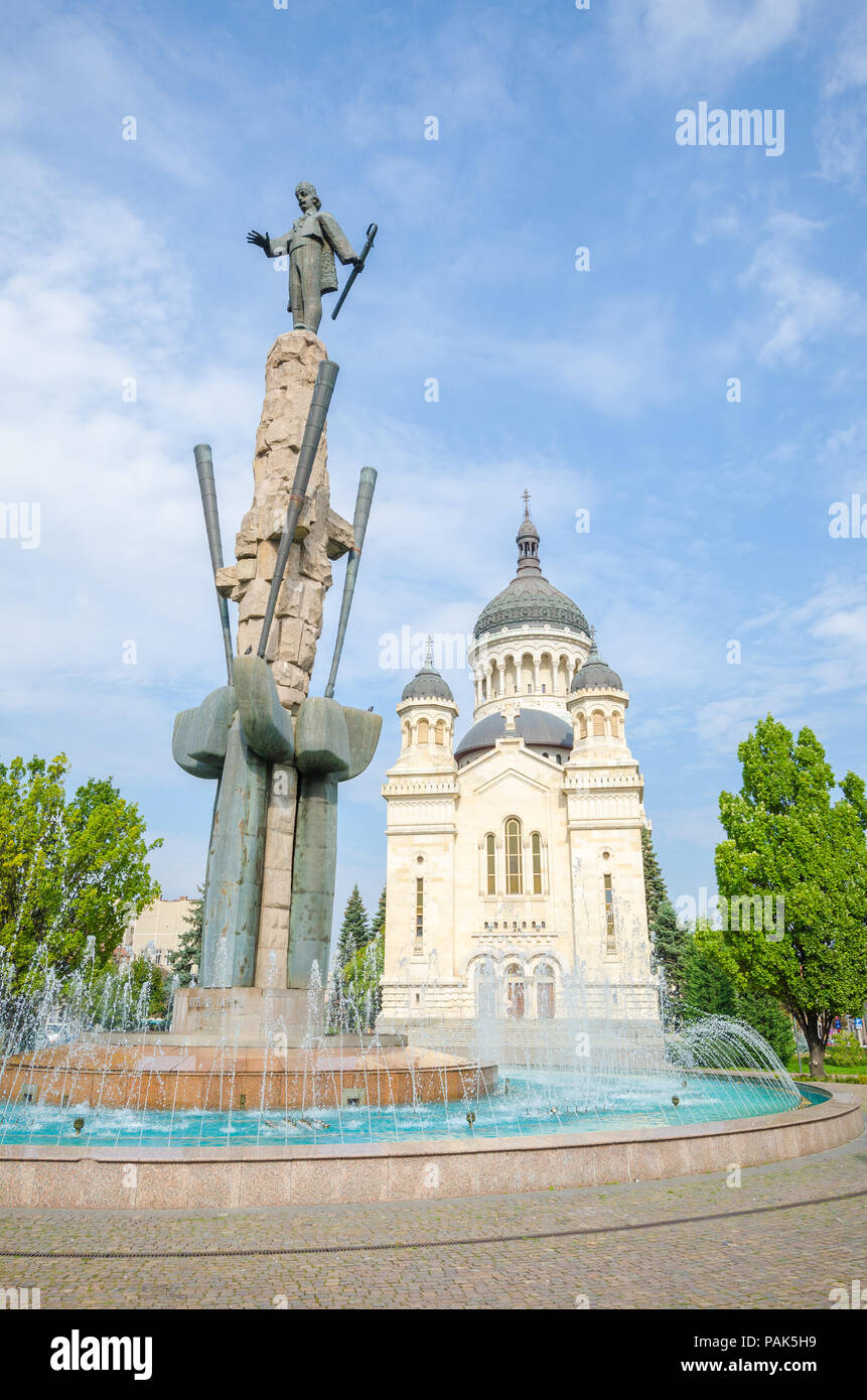 Cattedrale ortodossa ed eroe nazionale Avram Iancu statua in Cluj Napoca, Transilvania regione della Romania in una soleggiata giornata estiva. Bella churc rumeno Foto Stock
