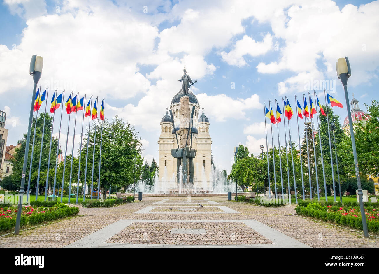 Avram Iancu Piazza e statua con la cattedrale ortodossa sullo sfondo della città di Cluj Napoca nella regione della Transilvania in Romania su un sunn Foto Stock