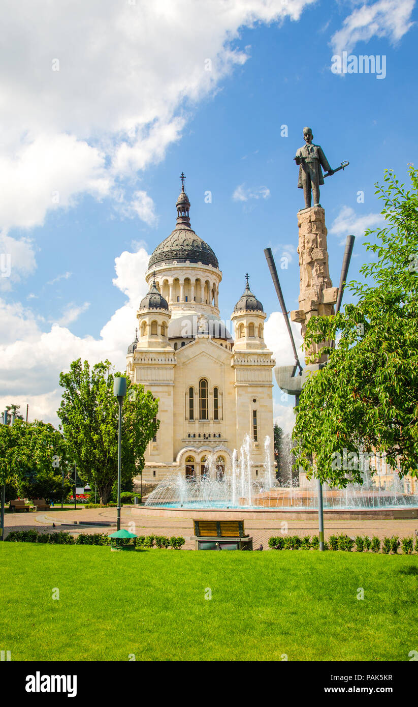 Cluj Napoca Cattedrale Ortodossa chiesa con la statua di eroe nazionale Avram Iancu e la fontana della piazza con lo stesso nome con fresco verde gras Foto Stock
