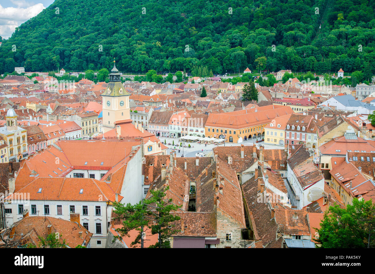 Brasov, Romania - 29.06.2015: Brasov vecchio e storico centro medievale della città in una vista da sopra con il municipio e Piazza Sfatului che mostra la cultura Foto Stock