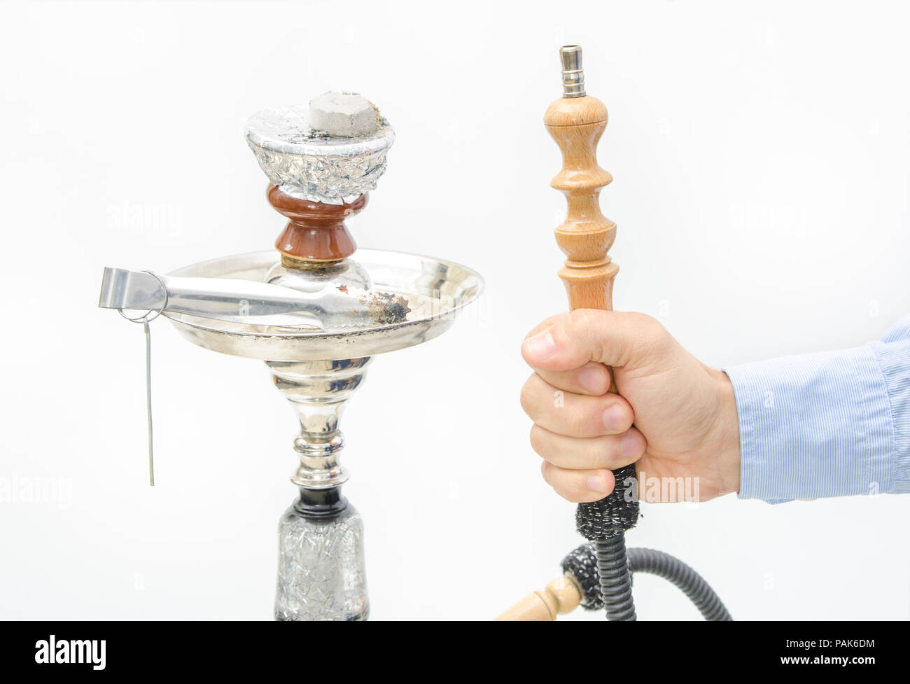 Hookah o shisha in un isolato bianco lo sfondo con un pezzo di carbone e di una mano d'uomo tenendo il tubo flessibile ed elegante Foto Stock