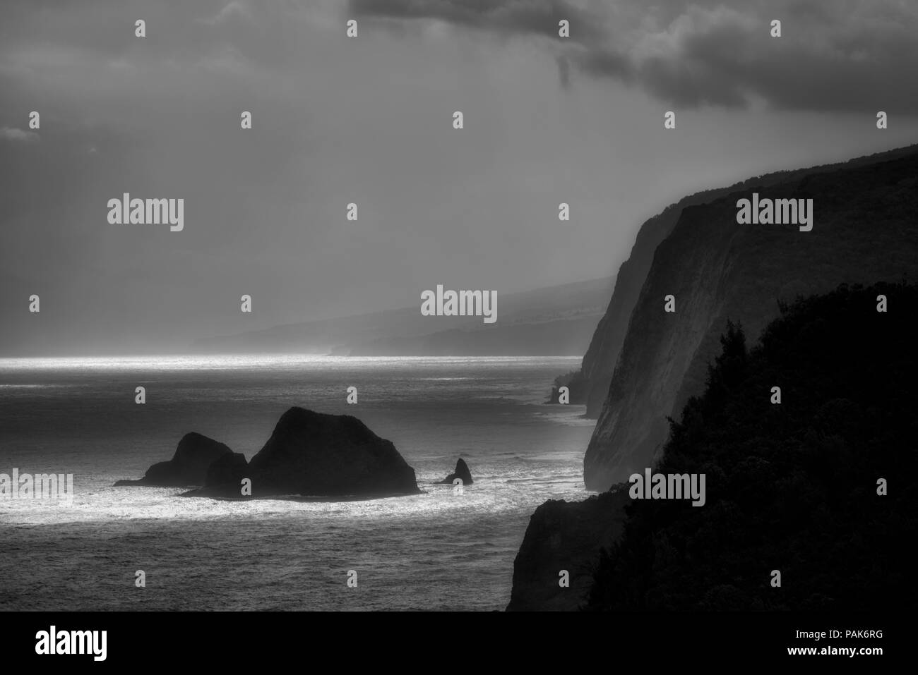 Sole e nuvole a trascurare di Pololu Valley. Hawaii, la big Island. Foto Stock
