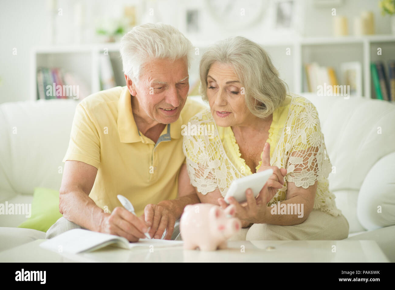 Vecchia donna con salvadanaio Foto Stock