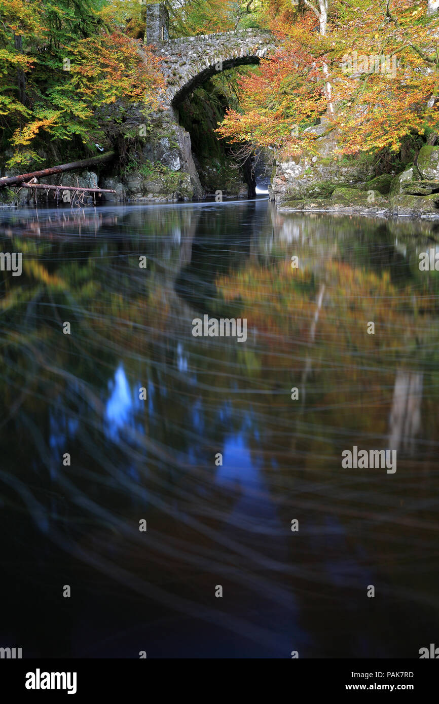 River Braan dall'eremo in autunno Foto Stock