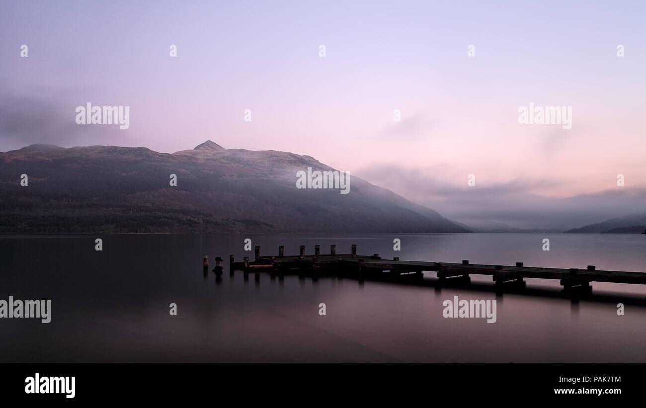 Misty Loch Lomond al tramonto Foto Stock