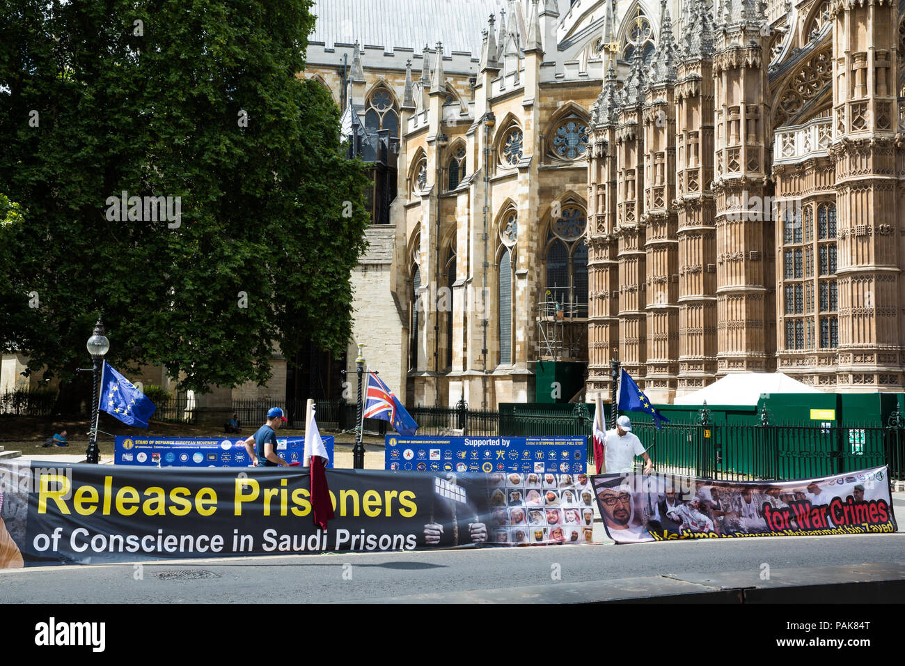 Londra, Regno Unito. 23 Luglio, 2018. Gli avversari di una visita per il Regno Unito dal Qatar di Emir Tamim Bin Hamad Al Thani protesta di fronte al parlamento di Westminster contro il Qatar il supporto per estremiste e gruppi terroristici. Emir Tamim si aspetta di incontrare il Primo Ministro Theresa Maggio durante la sua visita. Credito: Mark Kerrison/Alamy Live News Foto Stock