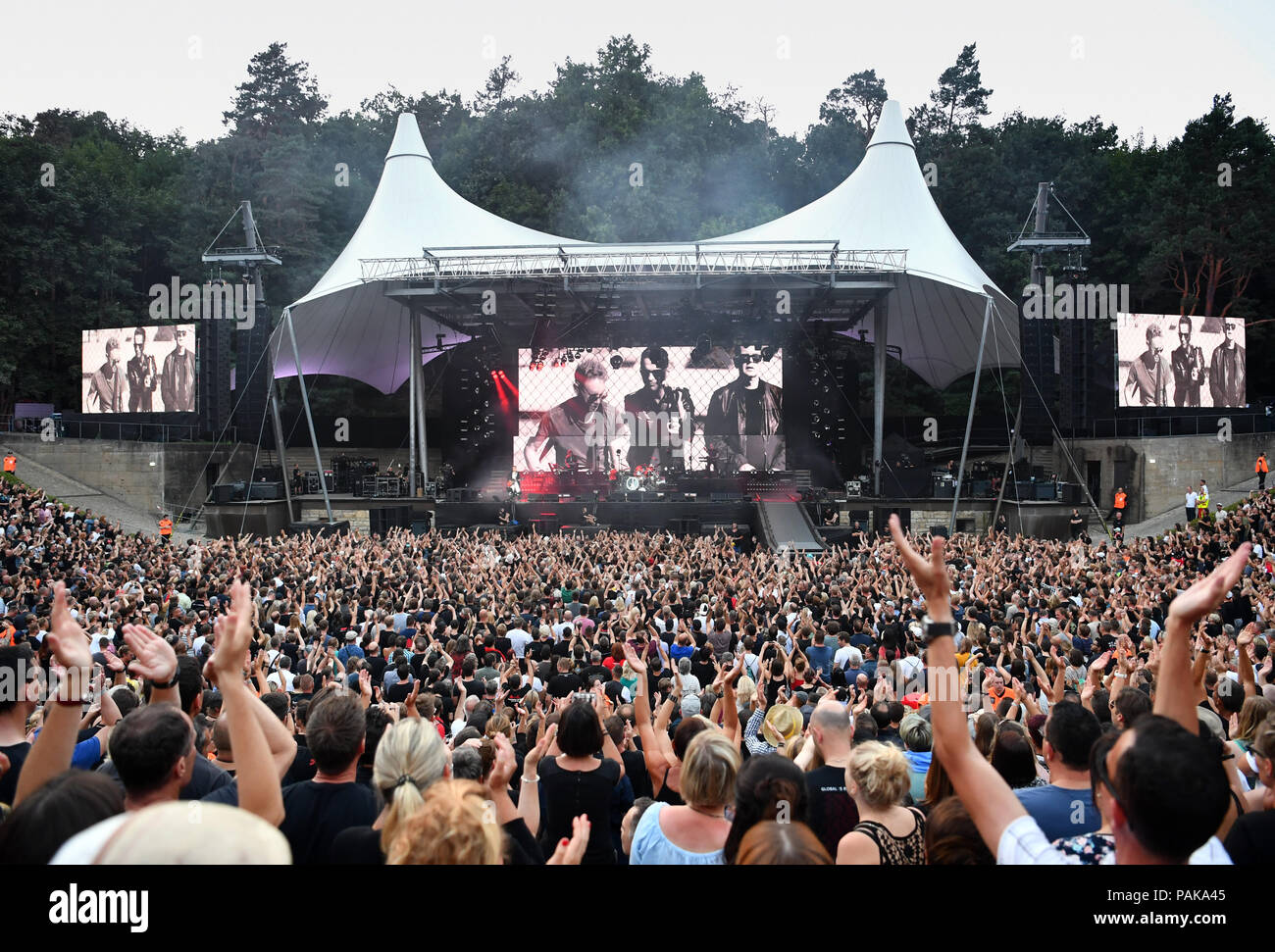 Berlino, Germania. 23 Luglio, 2018. Dave Gahan, cantante e frontman, Martin Gore (tastiere, chitarre) e Andy Fletcher (tastiera) della fascia 'Depeche Mode" eseguire durante lo scorso concerto della banda del 'Global' Spirito world tour nel Waldbuehne, mentre un appaiono in un videoclip in background. Credito: Soeren Stache/dpa/Alamy Live News Foto Stock