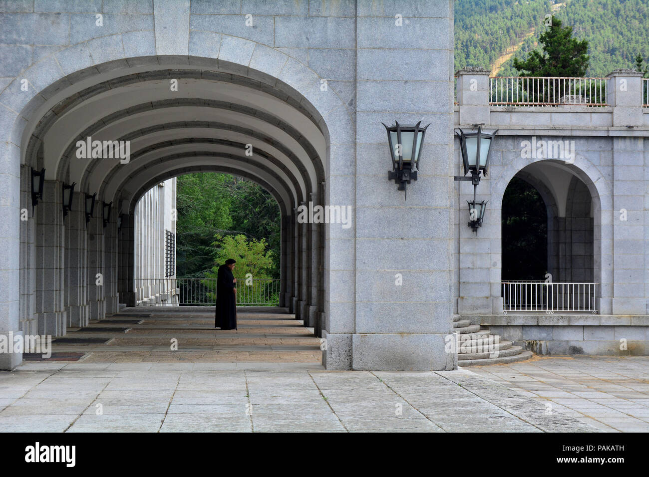 "La Valle dei caduti' è uno spagnolo complesso monumentale costruito tra il 1940 e il 1958 nel villaggio di El Escorial, nella Comunità di Madrid. La croce è alta 150 metri. Francisco Franco (1892-1975) del capo del governo spagnolo tra il 1938 e il 1973 ha ordinato la costruzione di questo monumento, dove i suoi resti resto con 33,872 combattenti della guerra civile, appartenenti a entrambi i lati. È la più grande fossa comune in Spagna. È il solo posto nell'Unione europea dove un dittatore è mantenuto il culto e la memoria. Franco era alleata con Adolf Hitler nella Seconda Guerra Mondiale. Il governo attuale anno Foto Stock