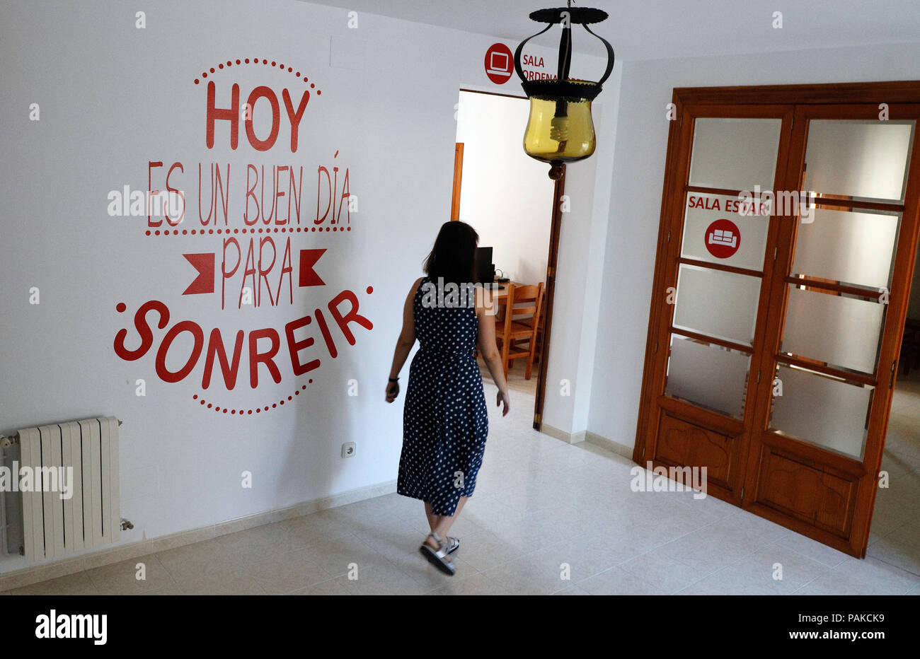 Palma de Mallorca, Spagna. 23 Luglio, 2018. "Hoy es onu buen dia para sonreir (lit. "Oggi è un buon giorno per sorridere') è stampato su una parete presso il convento delle monache di Son Rapinya. Il convento serve come un campo di rifugiati gestito dalla Croce Rossa spagnola ed è preparato per ospitare 25 di 600 rifugiati che sono stati liberati dal tedesco la barca di salvataggio 'Aquarius'. Credito: Clara Margais/dpa/Alamy Live News Foto Stock