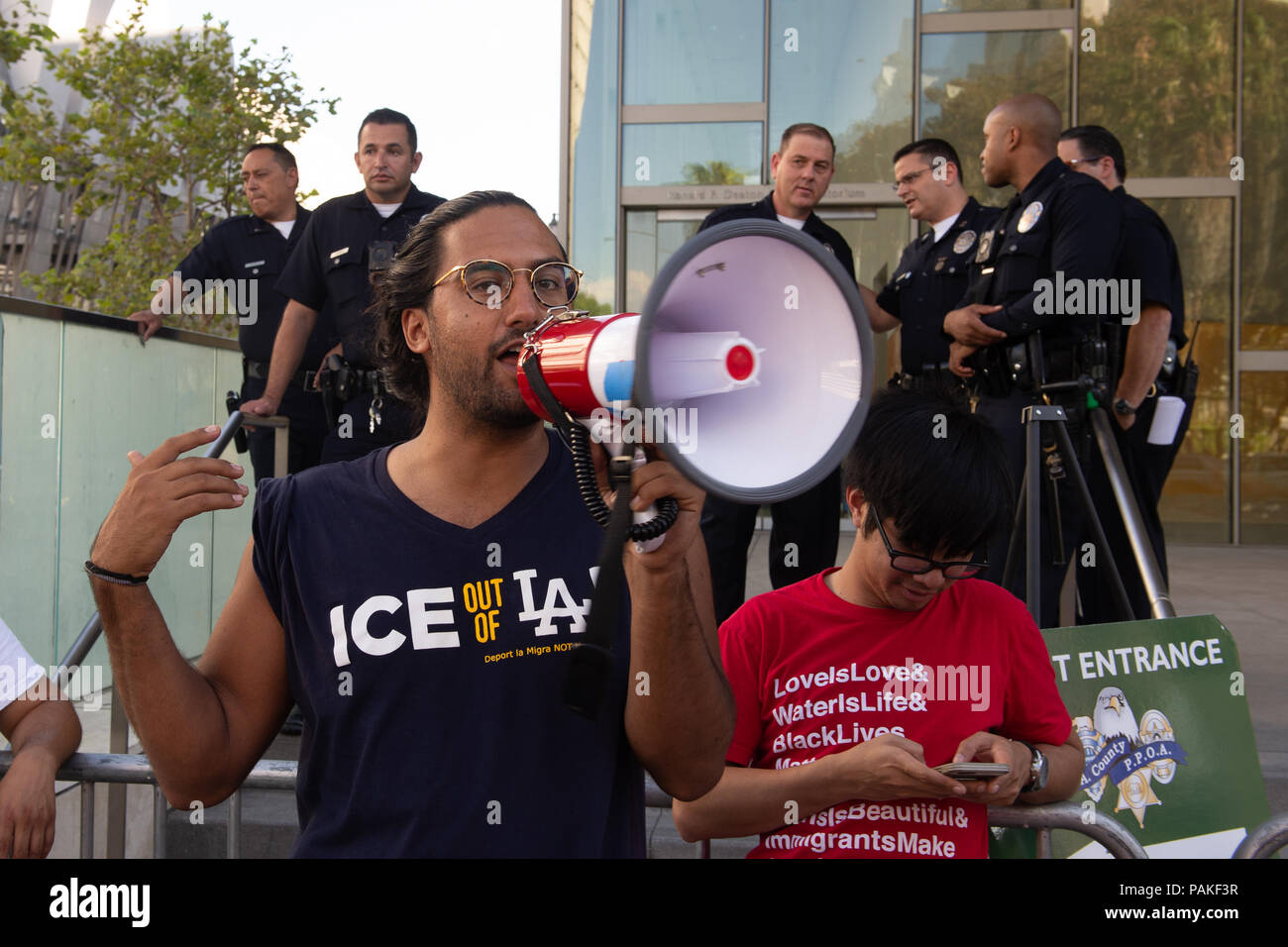 Los Angeles, Stati Uniti d'America - 23 Luglio 2018: contestatori rally al di fuori sede LAPD mentre incombente L.A. County Sheriff Jim McDonnell e pensionati Lt. Alex Villanueva impegnati in una discussione controversa lunedì nel centro di Los Angeles il luglio 23rd, 2018. Un protestor cantando "Abol'sh ghiaccio' da megafono davanti a funzionari di polizia (credito: Aydin Palabiyikoglu/Alamy Live News Foto Stock